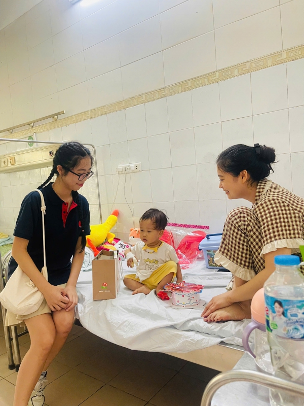 THPT-MĐ | "CƯ DÂN” MC GẤP HÀNG TRĂM NGÔI SAO TẶNG BỆNH NHI