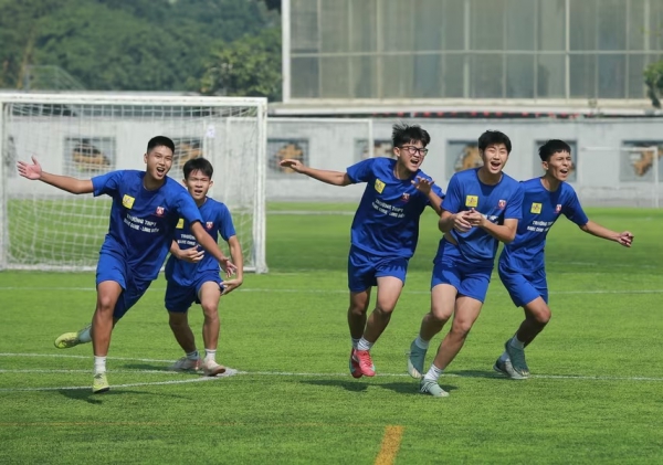 THPT | CÁC CẦU THỦ BÓNG ĐÁ MC CHINH PHỤC GIẢI ANĐT