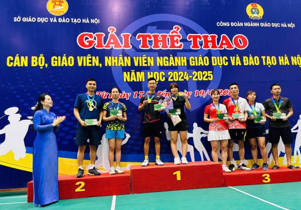 THẦY GIÁO MC XUẤT SẮC GIÀNH HCV CẦU LÔNG TP. HÀ NỘI